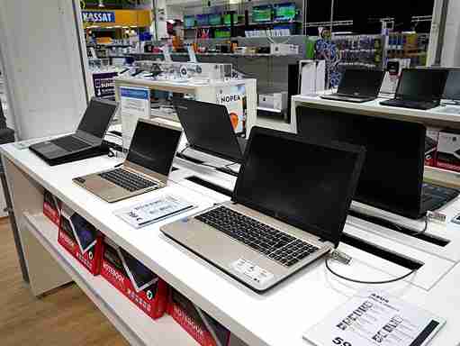 Buying laptops at a retail store